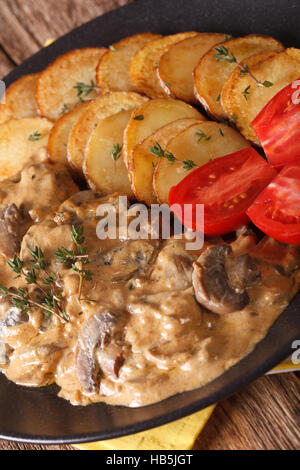 Diana-Steak mit Bratkartoffeln mit einer Großaufnahme Teller garniert. vertikale Stockfoto