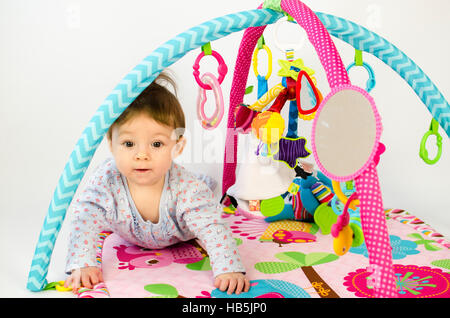 Baby Mädchen Palying in eine Aktivität-Turnhalle Stockfoto