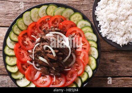 Kambodschanische Küche: Rindfleisch Lok Lak mit frischem Gemüse Nahaufnahme auf einer Platte. horizontale Ansicht von oben Stockfoto