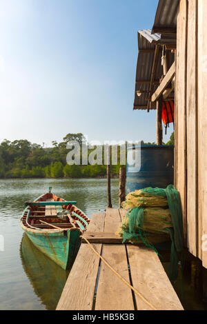 Fischerboot in der Nähe von Holzhaus auf Ko Rong Island, Kambodscha Stockfoto