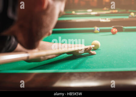 Mann, der versucht, den Ball im Billard. Stockfoto