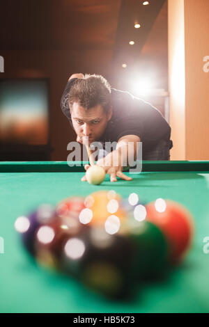 Spieler bricht eine Pyramide in Billard. Stockfoto