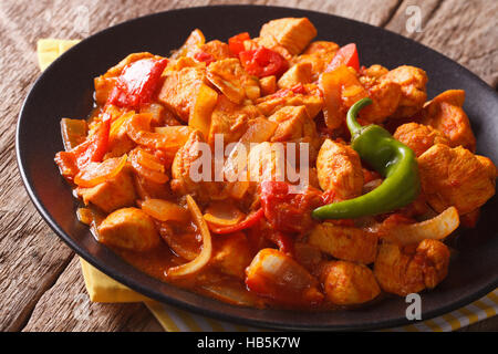 Spicy Chicken Jalfrezi mit Paprika und Zwiebel Nahaufnahme auf einer Platte. horizontale Stockfoto