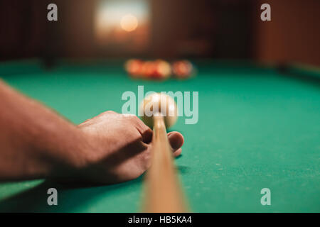 Man bereitet sich in Billard Kugeln zu brechen. Stockfoto