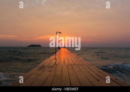 Pier und Sonnenaufgang in Koh Rong Island, in der Nähe von Sihanoukville, Kambodscha Stockfoto