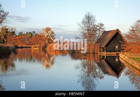 Einen ruhigen Blick auf die Fluss-Ameise auf den Norfolk Broads im Herbst durch wie Hill, Ludham, Norfolk, England, Vereinigtes Königreich. Stockfoto