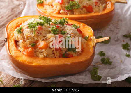 Gebackener Kürbis gefüllt mit Couscous, Fleisch und Käse Nahaufnahme auf dem Tisch. horizontale Stockfoto