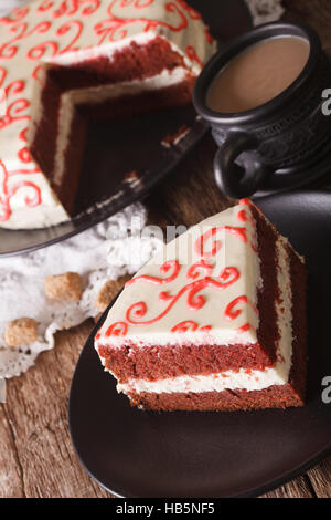 in Scheiben geschnitten rotem Samt Kuchen Nahaufnahme "und" Kaffee mit Milch auf den Tisch. vertikale Stockfoto