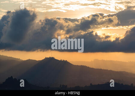 Sonnenuntergang und Bergen am Guatape in Antioquia, Kolumbien Stockfoto