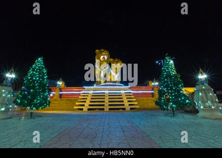 Beleuchtete goldene Löwen in der Nacht, Zentrum von Sihanoukville. Kambodscha Stockfoto