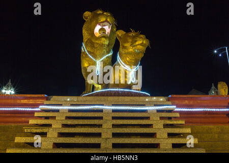 Beleuchtete goldene Löwen in der Nacht, Zentrum von Sihanoukville. Kambodscha Stockfoto