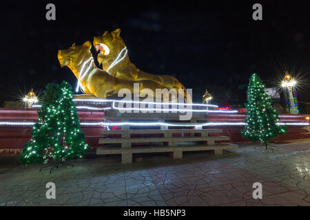 Beleuchtete goldene Löwen in der Nacht, Zentrum von Sihanoukville. Kambodscha Stockfoto