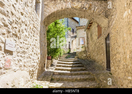 Verstärkende Strebepfeiler Bogen in dem mittelalterlichen Dorf Mirmande, Drôme, Frankreich Stockfoto