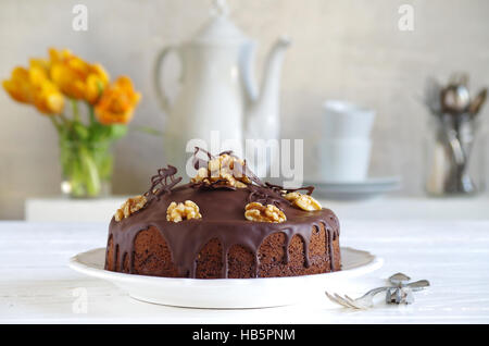 Schokoladenkuchen mit Walnuss Stockfoto