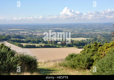 Dollar - Chiltern Hills - Blick vom Coombe Hügel über Ellesborough Kirche - Aylesbury Uni jenseits - cloud gesprenkelt blauen Himmel Stockfoto