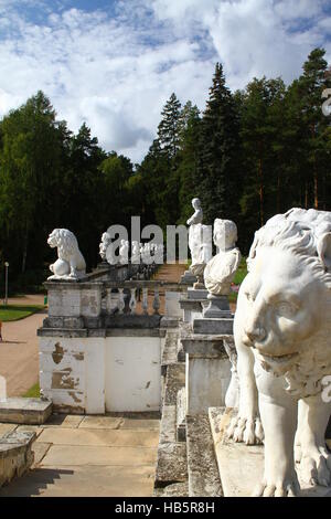 Museum-Immobilien haben. Großes Parterre Skulpturen. Russland, Moskau region Stockfoto