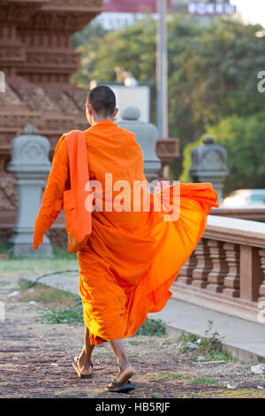 Kambodschanischen Mönch gekleidet in Orange in Phnom Penh, Kambodscha Stockfoto