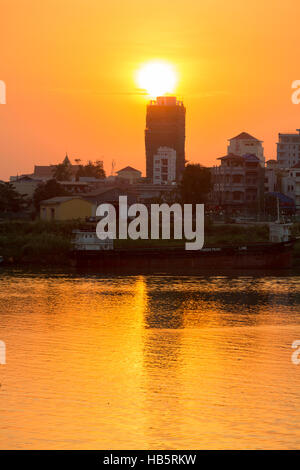 Sonnenuntergang in Stadt Phnom Penh und dem Mekong Fluss, Kambodscha Stockfoto