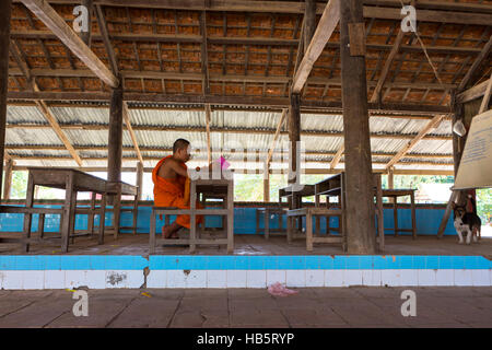 Buddhistischer Mönch im Kloster in Phnom Penh, Kambodscha Stockfoto