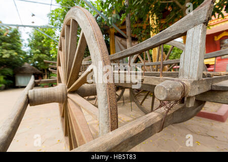 Altes Pferd gezogenen Holzkarren auf dem Display in Siem Reap, Kambodscha Stockfoto