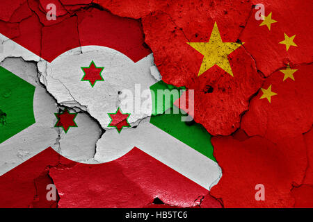 Flagge von Burundi und China auf rissige Wand gemalt Stockfoto