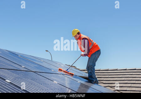 Arbeiter und Sonnenkollektoren Stockfoto