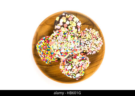Draufsicht der Schokolade Cupcake in Holzplatte auf weißem Hintergrund Stockfoto