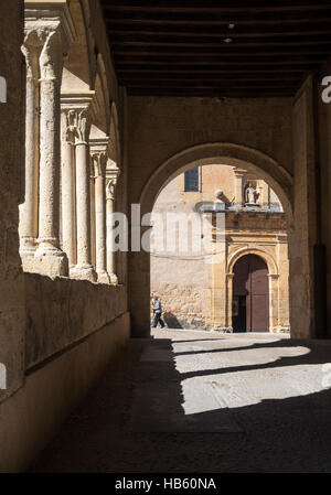 Mit Blick auf The Santo Domingo de Guzman Kloster von Arkaden Eingang des Santisima Trinidad Kirche, Plaza De La Trinidad, Segovia, Spanien Stockfoto