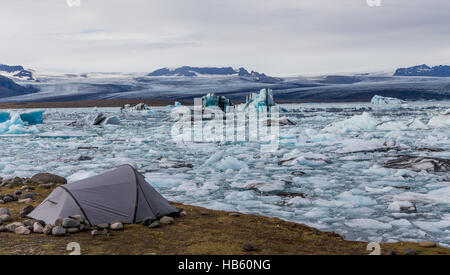 Ein Steildach Zelt auf der Gletscherlagune im Süden Islands Stockfoto