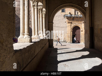 Mit Blick auf The Santo Domingo de Guzman Kloster von Arkaden Eingang des Santisima Trinidad Kirche, Plaza De La Trinidad, Segovia, Spanien Stockfoto