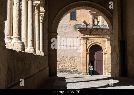 Mit Blick auf The Santo Domingo de Guzman Kloster von Arkaden Eingang des Santisima Trinidad Kirche, Plaza De La Trinidad, Segovia, Spanien Stockfoto