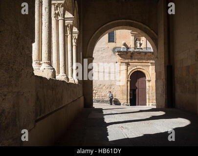 Mit Blick auf The Santo Domingo de Guzman Kloster von Arkaden Eingang des Santisima Trinidad Kirche, Plaza De La Trinidad, Segovia, Spanien Stockfoto