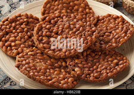 Schüssel mit indonesischen Rempeyek, frittierte Erdnüsse Cracker Stockfoto