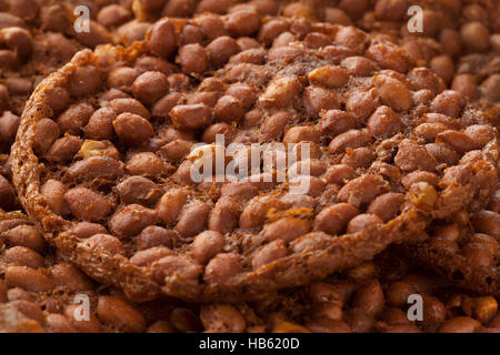 Indonesische Rempeyek, frittierte Erdnüsse Cracker full-frame Stockfoto