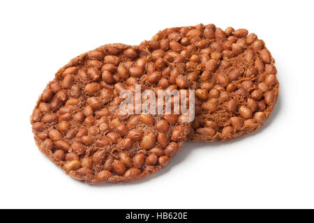 Indonesische Rempeyek, frittierte Erdnüsse Cracker auf weißem Hintergrund Stockfoto