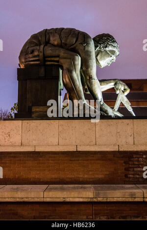 Eine Bronzestatue von Sir Isaac Newton von Eduardo Paolozzi, außerhalb der British Library in London, England, Vereinigtes Königreich Stockfoto