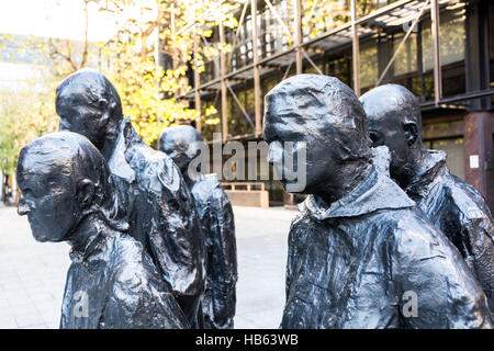 Segals Bronze-Skulptur "Rush Hour" in Broadgate, London, England, UK Stockfoto