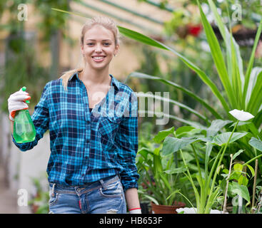 junge Frau im Gewächshaus Stockfoto