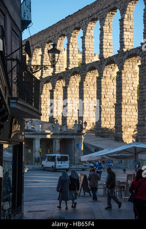 Segovias 1. Jahrhundert Roman Aqueduct gesehen von Calle de San Francisco, Segovia, Spanien Stockfoto