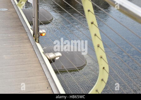 Seitenperspektive einer metallischen Brücke mit kleinen orange Lichter Stockfoto