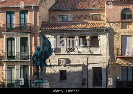 Eine Statue von Juan Bravo überblickt ein 15. Jahrhundert Haus auf der Plaza Medina del Campo, Segovia, Spanien Stockfoto