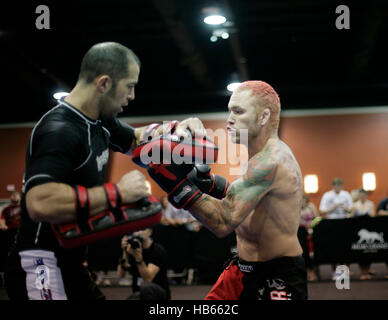 UFC-Kämpfer Chris Leben (rote Haare) während einer Trainingseinheit vor UFC 116 am 30. Juni 2010 in Las Vegas, Nevada. Foto von Francis Specker Stockfoto