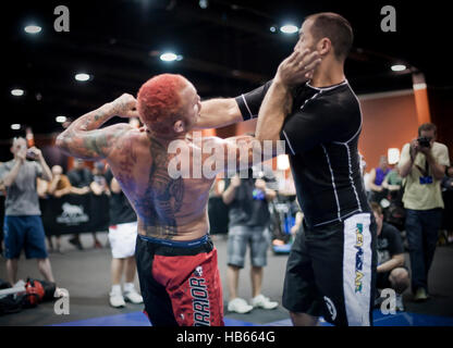 UFC-Kämpfer Chris Leben (rote Haare) während einer Trainingseinheit vor UFC 116 am 30. Juni 2010 in Las Vegas, Nevada. Foto von Francis Specker Stockfoto