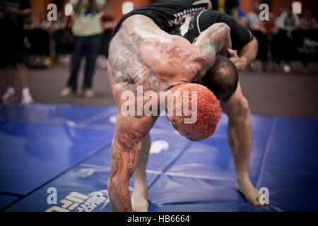 UFC-Kämpfer Chris Leben (rote Haare) während einer Trainingseinheit vor UFC 116 am 30. Juni 2010 in Las Vegas, Nevada. Foto von Francis Specker Stockfoto