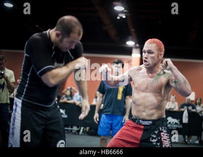 UFC-Kämpfer Chris Leben (rote Haare) während einer Trainingseinheit vor UFC 116 am 30. Juni 2010 in Las Vegas, Nevada. Foto von Francis Specker Stockfoto