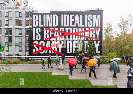 Blinden Idealismus ist tödlich von Barbara Kruger ein großes Wandgemälde an der Seite eines Gebäudes im High Line Park in New York, Amerika gemalt. Stockfoto