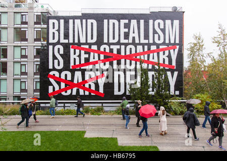 Blinden Idealismus ist tödlich von Barbara Kruger ein großes Wandgemälde an der Seite eines Gebäudes im High Line Park in New York, Amerika gemalt. Stockfoto