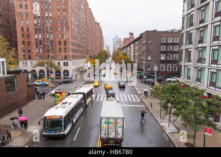 Blick von der High Line, West 23 Street und 10th Avenue, Chelsea in Manhattan, New York City, Vereinigte Staaten von Amerika. Stockfoto