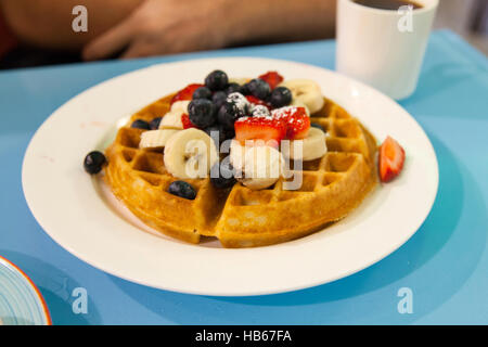 Waffeln mit frischem Obst, Tick Tock Diner an der 34th Street und 8th Avenue, Manhattan, New York City, Vereinigte Staaten von Amerika. Stockfoto