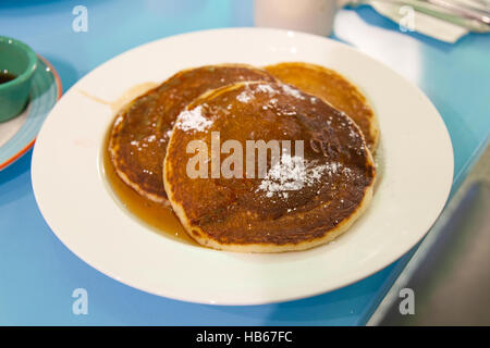 Pfannkuchen in der Tick Tock Diner auf 34th Street und 8th Avenue, Midtown, Manhattan, New York City, Vereinigte Staaten von Amerika. Stockfoto